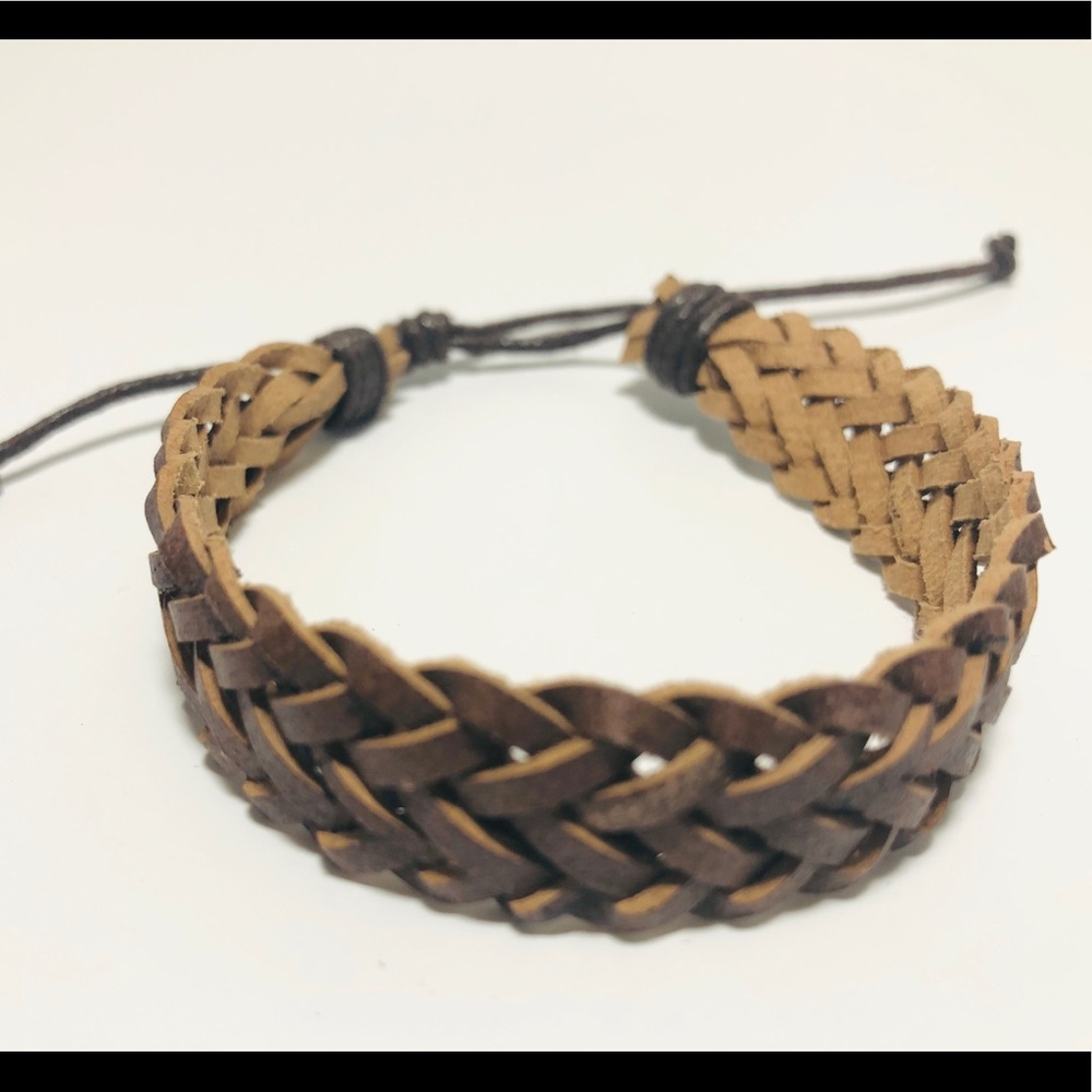 Adjustable leather bracelet